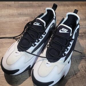 Women's Nike zoom tennis shoes size 8